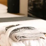 La - Luxury בית הארחה