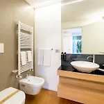 La - Luxury בית הארחה
